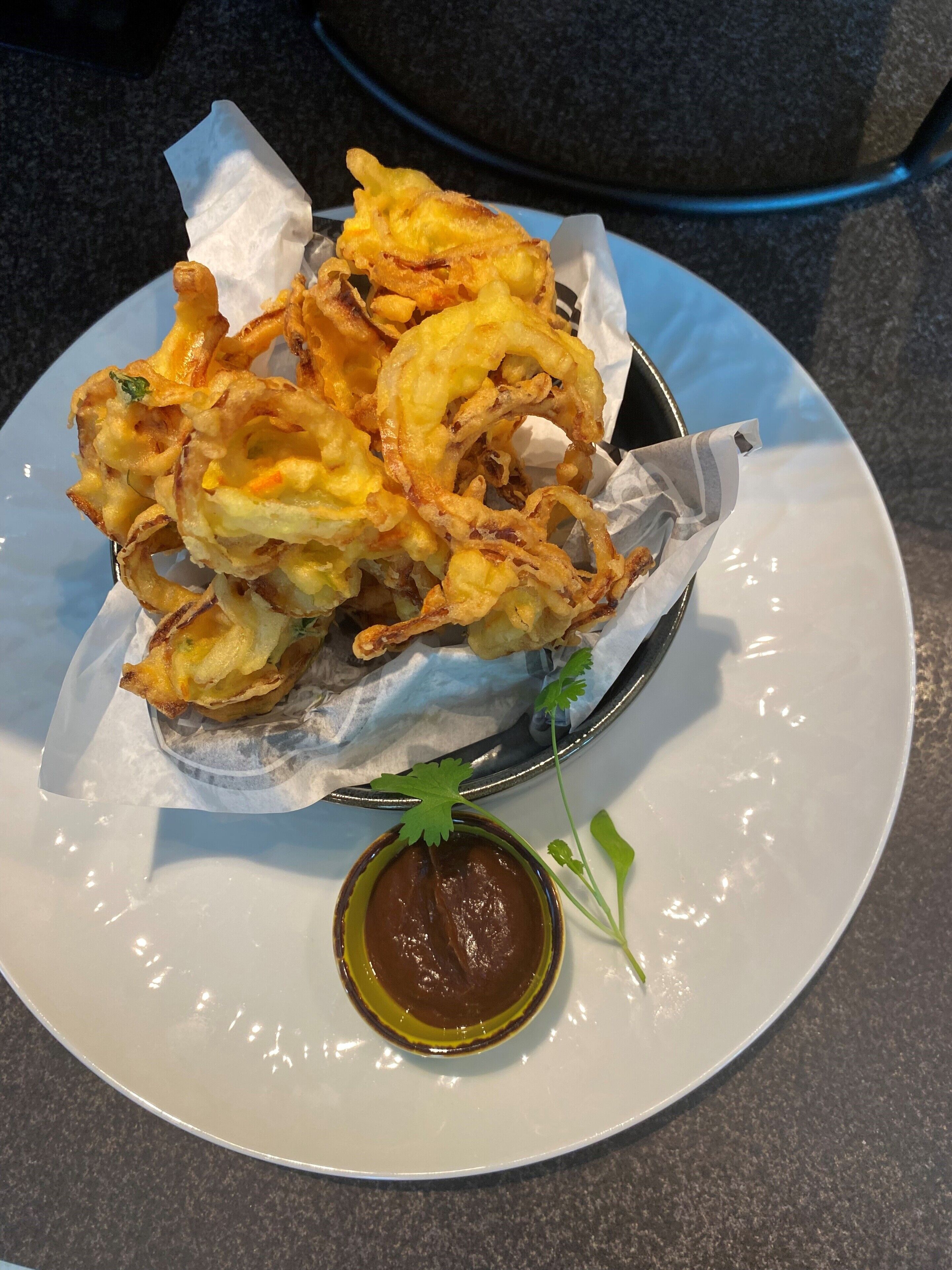 Un plato de alimentos fritos con salsa y decoración.