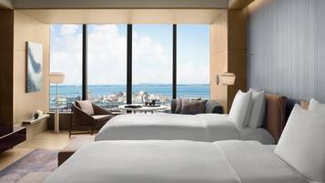 Huone, 2 parisänkyä, näköala lahdelle | Allergiatestatut vuodevaatteet, minibaari, tallelokero huoneessa