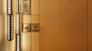 Una puerta de madera con una placa de número, un tirador y una cerradura.