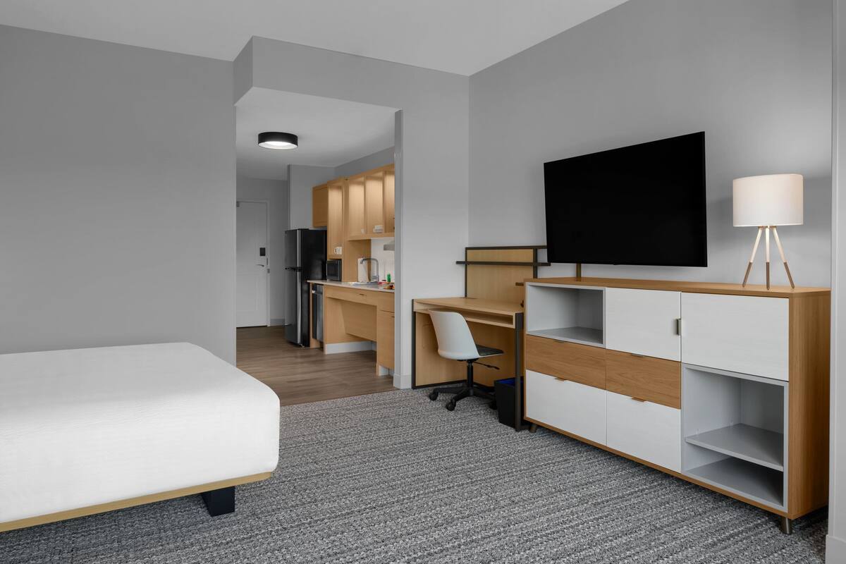 Peralatan tempat tidur premium, meja, langsir/tirai gelap terus 