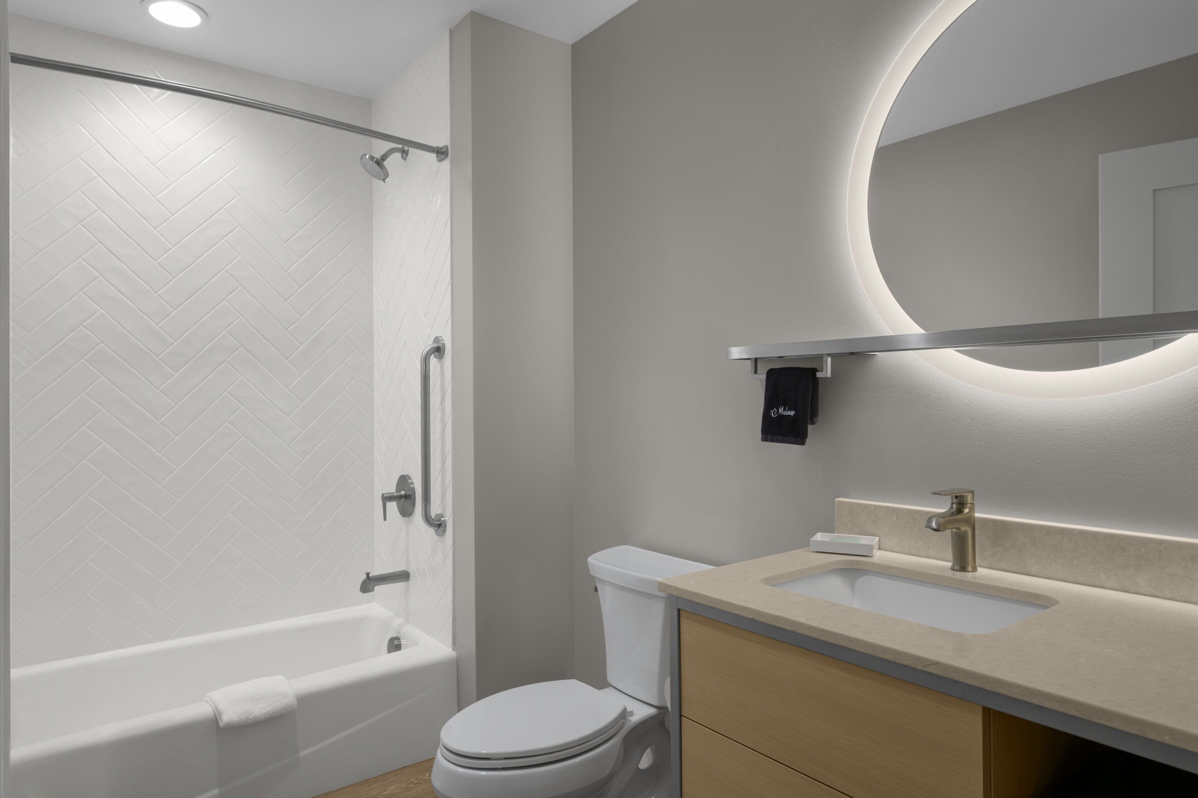 Un baño moderno con bañera, inodoro y lavamanos.