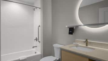 Un baño moderno con bañera, inodoro y lavamanos.