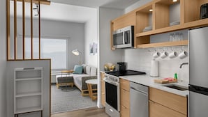 Peralatan tempat tidur premium, meja, langsir/tirai gelap terus 