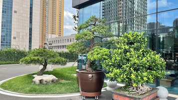 Premier Room, 1 King Bed, City View | City view