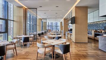 每日供應自助早餐 (每人 CNY68)