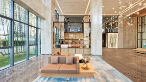 A spacious lobby with a modern sofa, a coffee table, and a patterned rug. - Fairfield By Marriott Zibo (Zibo)