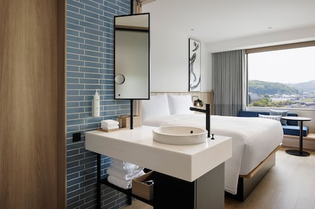 Standard Room, 1 King Bed, Non Smoking | Down comforters, in-room safe, blackout drapes, free WiFi