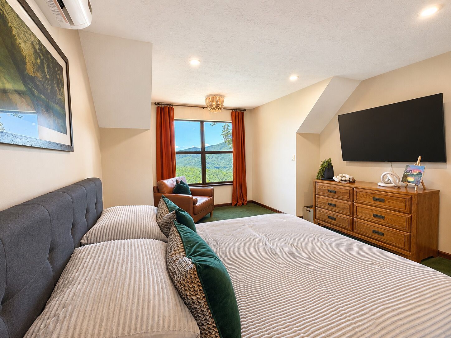 2 bedrooms, iron/ironing board, travel crib, WiFi (free)