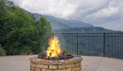 Mountain Retreat: Near Mt. Mitchell & Blue Ridge Parkway. AMAZING VIEWS!