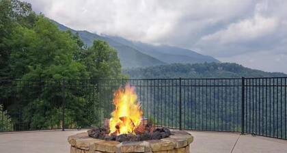 Mountain Retreat: Near Mt. Mitchell & Blue Ridge Parkway. AMAZING VIEWS!