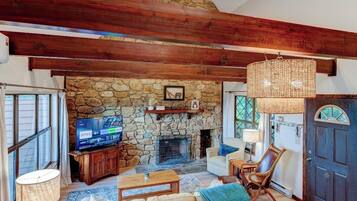 TV connectée, lecteur de DVD, livres