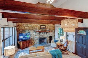 TV connectée, lecteur de DVD, table de tennis de table, livres