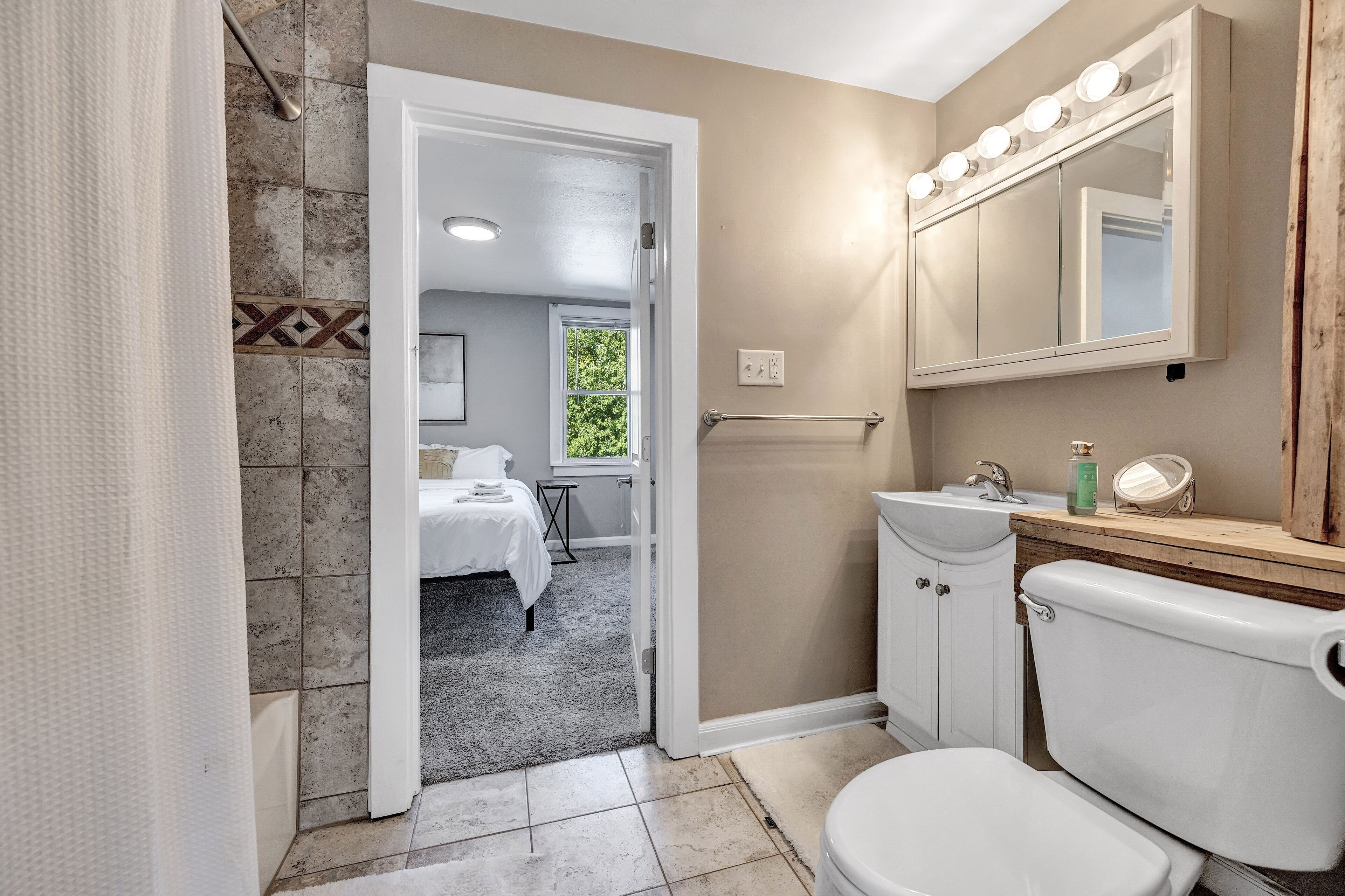 River View- Renovated Townhome Close To Lambeau 2 Bedroom Townhouse by Redawning