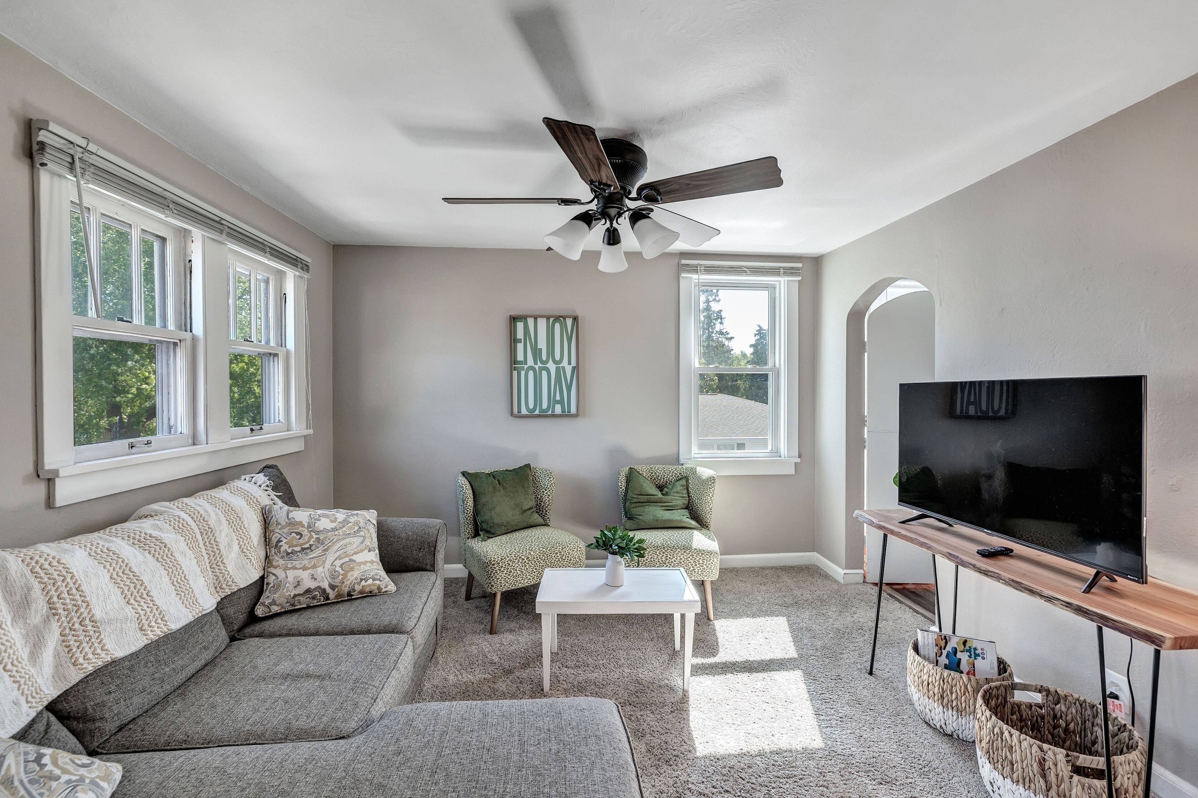 River View- Renovated Townhome Close To Lambeau 2 Bedroom Townhouse by Redawning