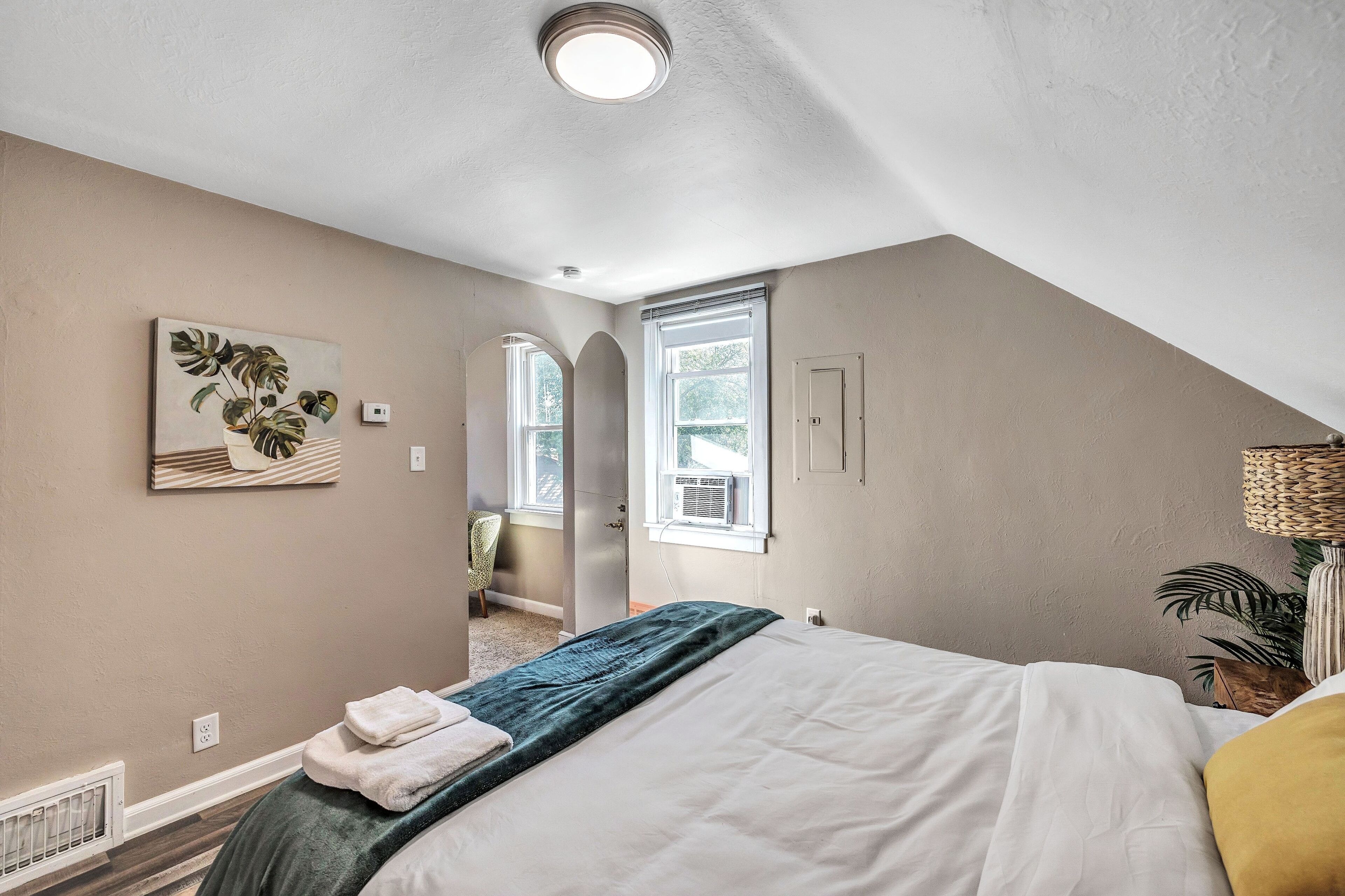 River View- Renovated Townhome Close To Lambeau 2 Bedroom Townhouse by Redawning