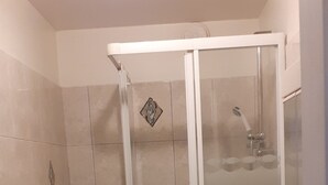 Ein Badezimmer mit Toilette, Waschbecken und Duschkabine.
