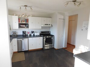 Kjøleskap, mikrobølgeovn, ovn og kokeplater