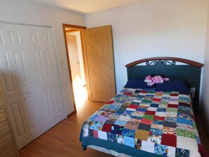 4 bedrooms, desk, iron/ironing board, free WiFi