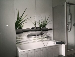 Haartrockner, Handtücher, Toilettenpapier