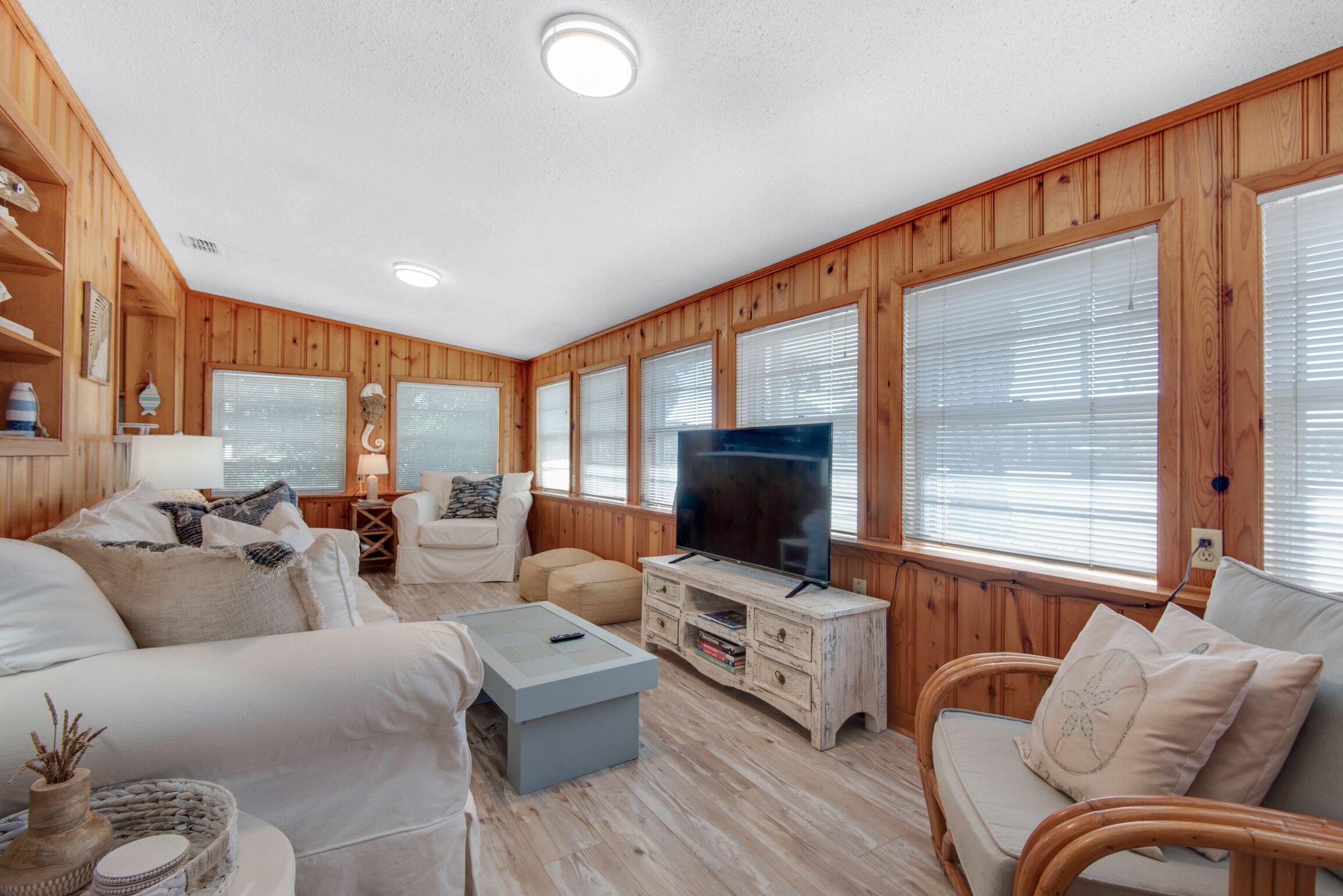 Family Friendly NBH~Walk to Beach~Sunnyside Area~Less Crowded~Retro Bungalow