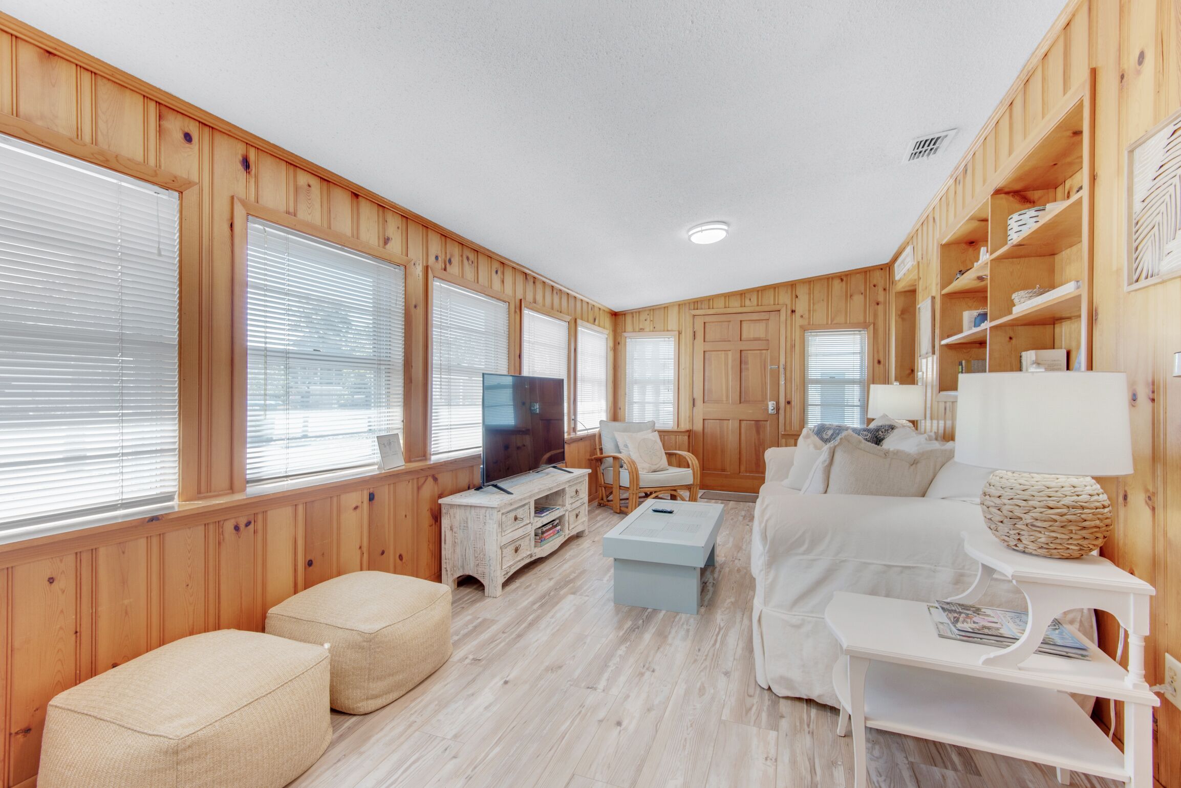 Family Friendly NBH~Walk to Beach~Sunnyside Area~Less Crowded~Retro Bungalow