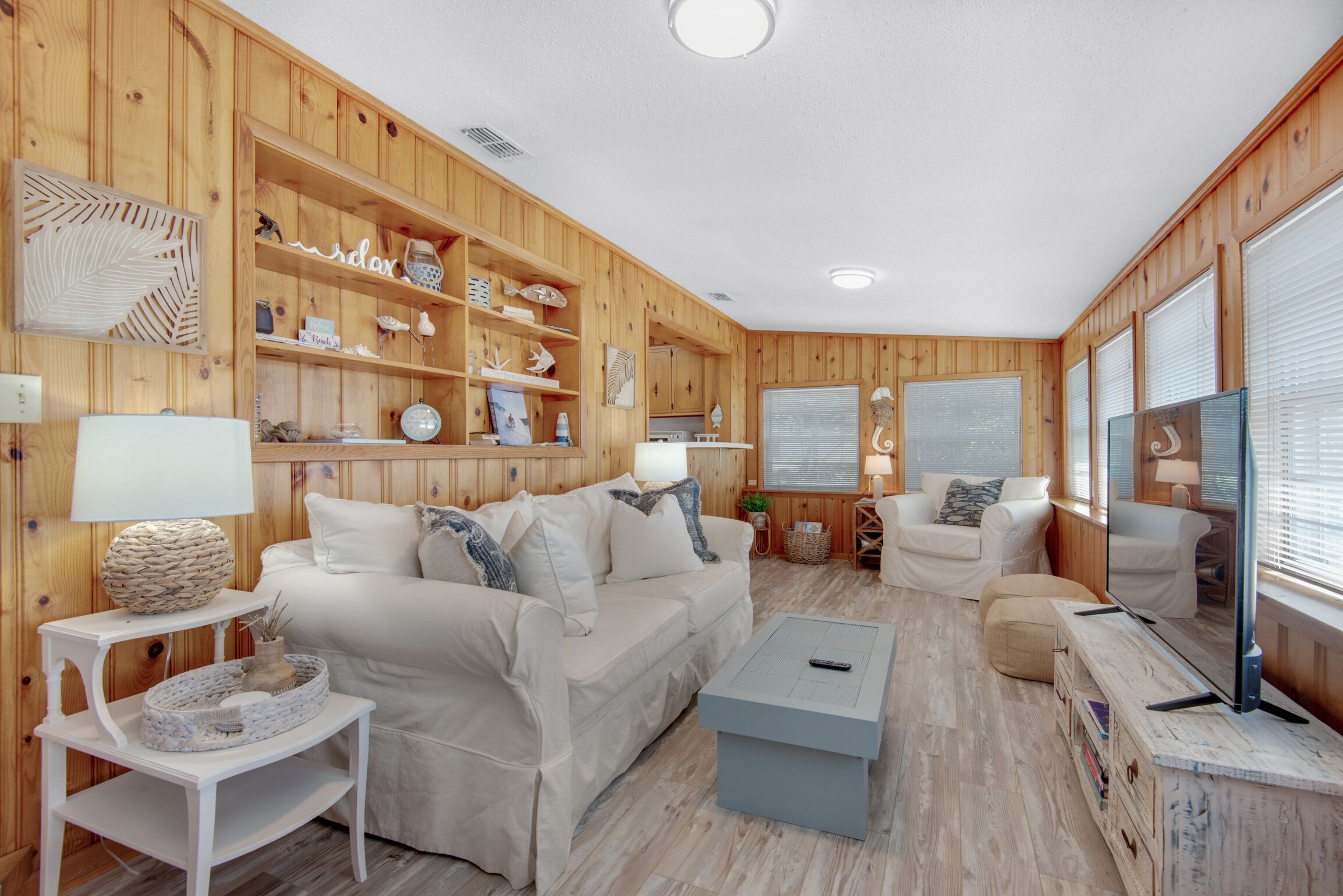 Family Friendly NBH~Walk to Beach~Sunnyside Area~Less Crowded~Retro Bungalow