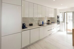 Jääkaappi, mikroaaltouuni, uuni, astianpesukone