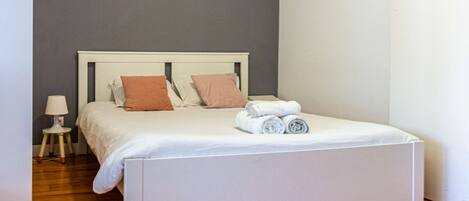 Fer et planche à repasser, lit de bébé portatif, Wi-Fi, literie fournie