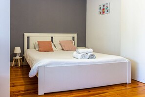 Een strijkplank/strijkijzer, reisbedje, wifi, beddengoed