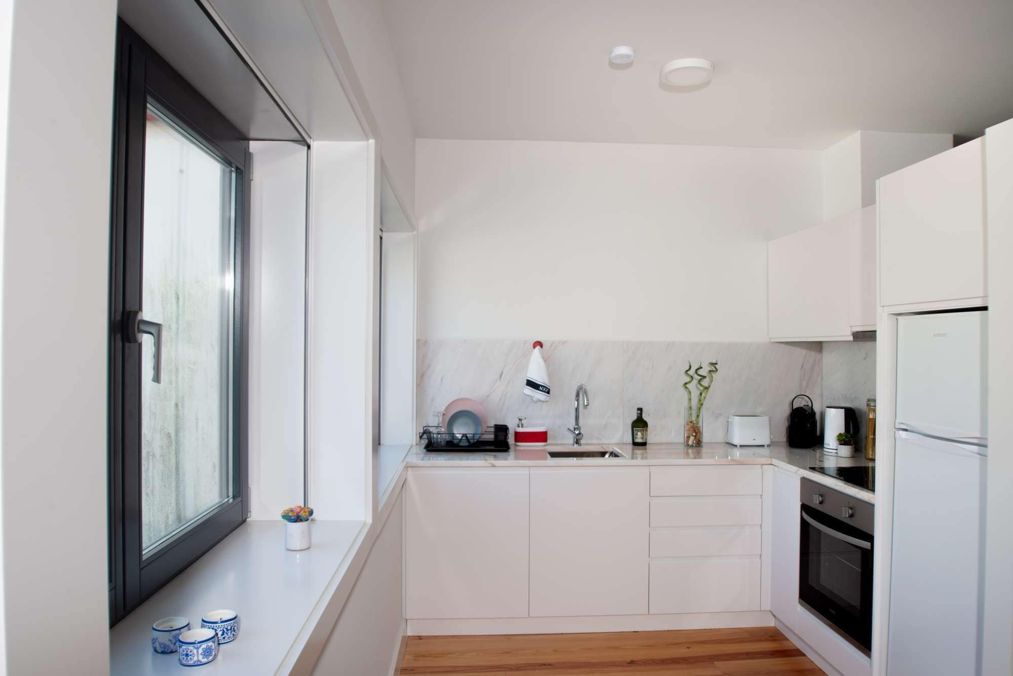 Jääkaappi, mikroaaltouuni, uuni, kahvin-/teenkeitin