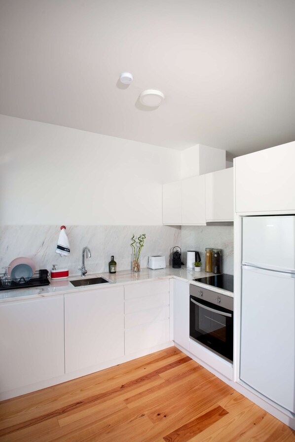 Refrigerador, microondas, horno y cafetera y tetera 