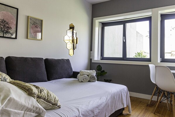 Fer et planche à repasser, lit parapluie, Wi-Fi, draps fournis