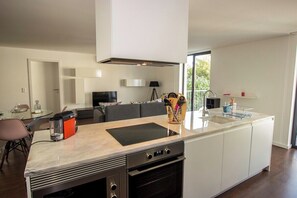Geladeira, micro-ondas, fogão, cooktop