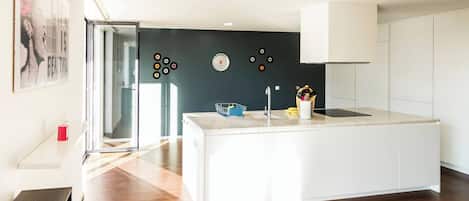 Geladeira, micro-ondas, fogão, lava-louças