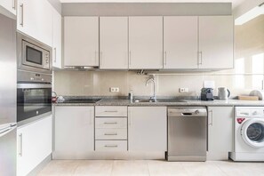 Een koelkast, een microgolfoven, een oven, een vaatwasser