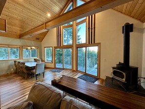 Smart TV, fireplace, video games, DVD player - Tahoe Treetop Escape 4BR Near Trails & Donner Lake (Truckee,)