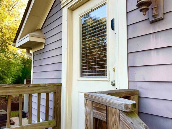 Exterior detail - Closed
Beautiful Atlantic Station Studio! (Atlanta)