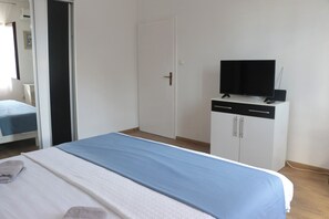Apartment - Beachfront Apartment Drazen, With Patio & Parking (Split)
