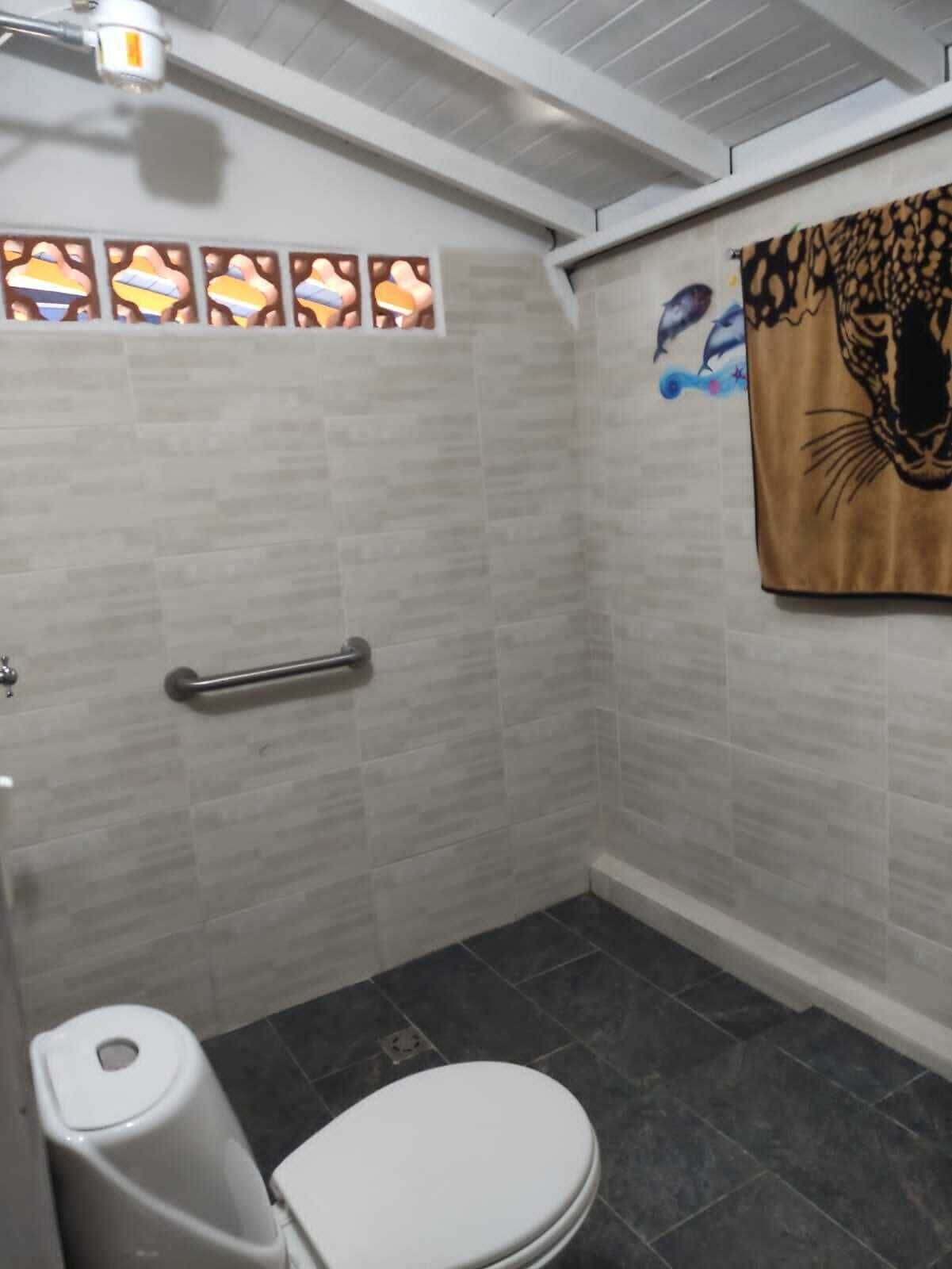 Douche, serviettes fournies, savon