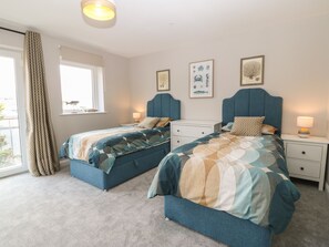 3 quartos, individualmente decorados, individualmente mobiliados