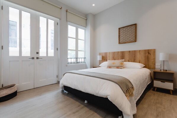 Quarto conforto | Individualmente mobiliados, espaço de trabalho para notebook