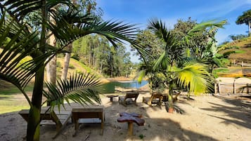 Privatstrand, Sonnenschirme, Strandtücher, Massagen am Strand