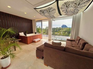Grand Suite with Jacuzzi | Living room