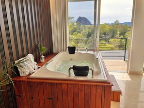 Grand Suite with Jacuzzi | Private spa tub