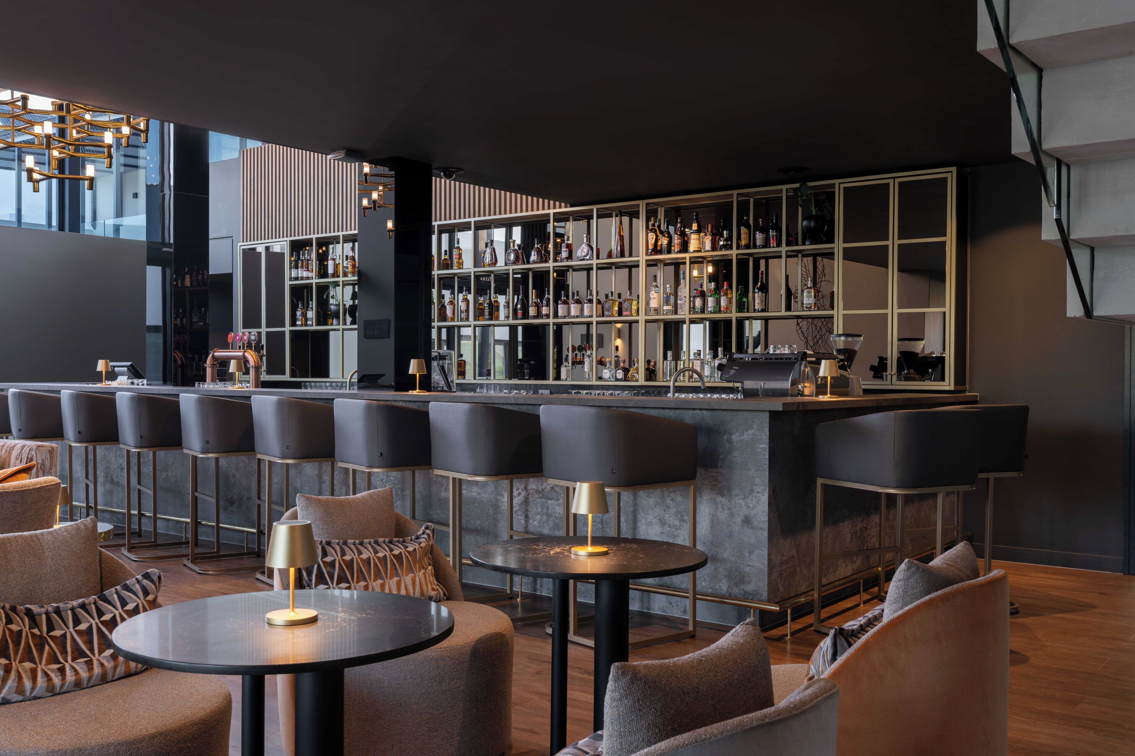 2 bars/lounges