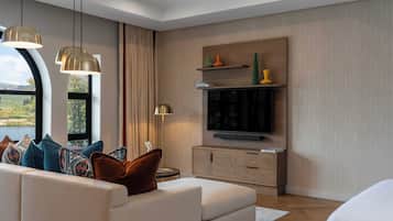 Junior Suite | Wohnbereich | 50-Zoll-Smart-TV mit Satellitenempfang, Fernseher, Bücher