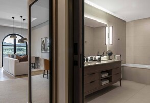  Junior Suite | Bathroom | Free toiletries, hair dryer, bathrobes, slippers