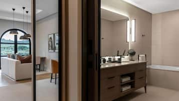 Suíte estúdio júnior | Banheiro | Secador de cabelo, chinelos, toalhas de banho, sabonete