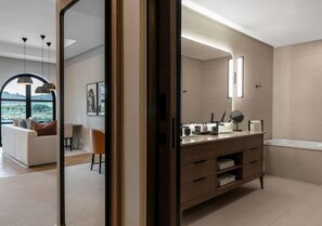 Secador de pelo, pantuflas, toallas, jabón