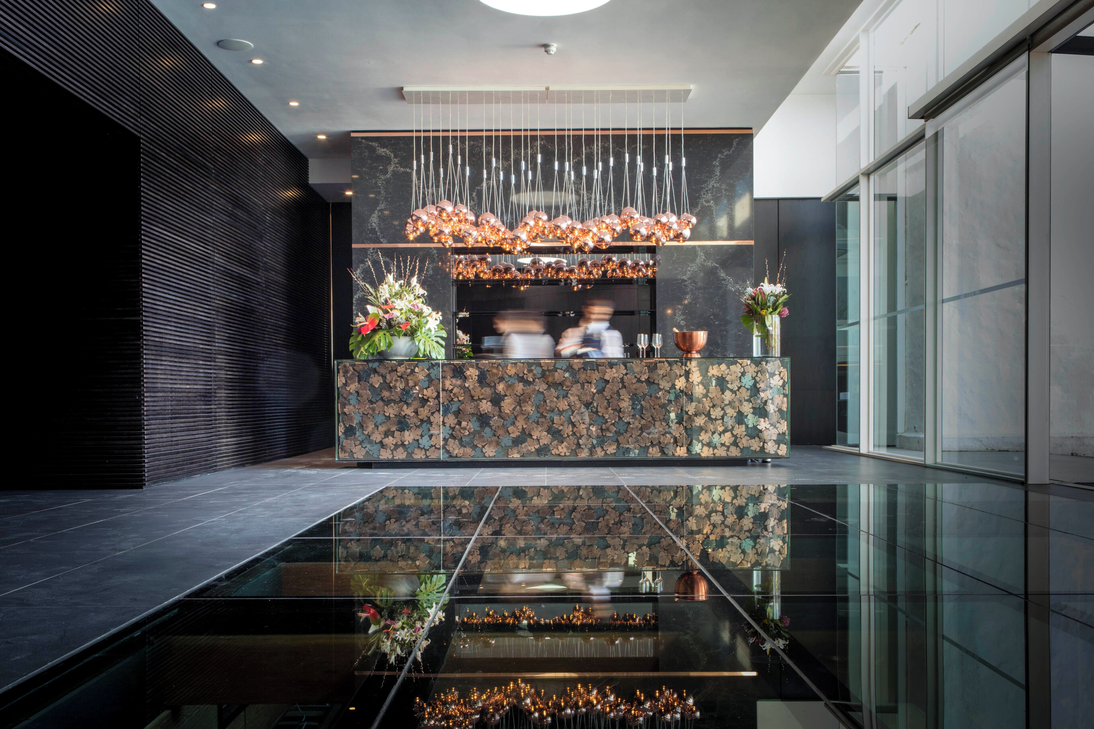 2 bars/lounges